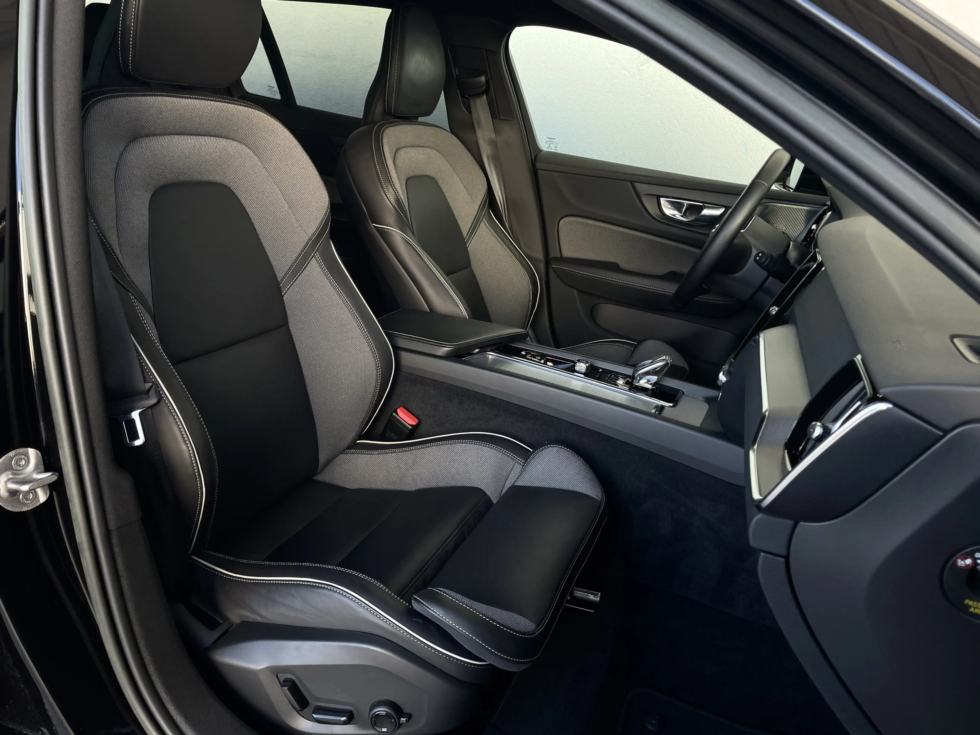 Volvo V60 B4*PLUS DARK*PILOT ASS*R.KAM*HARMAN K*4xSHZ* — photo 14