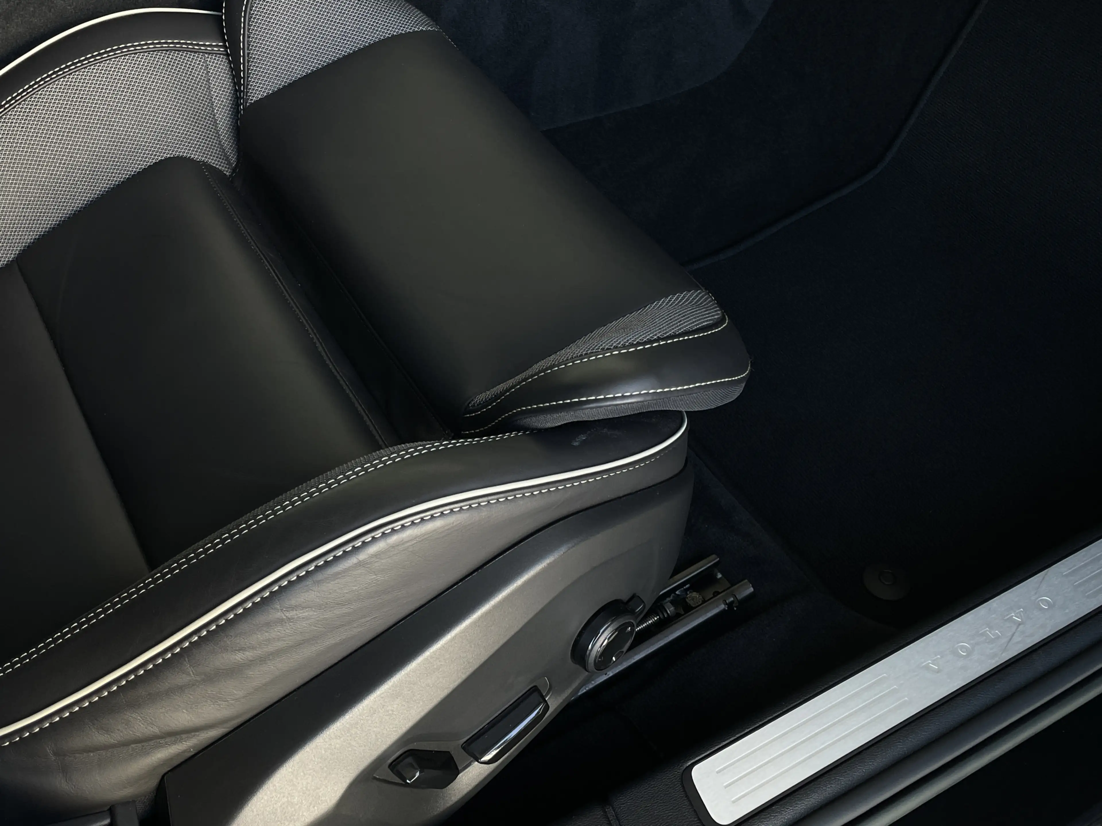 Volvo V60 B4*PLUS DARK*PILOT ASS*R.KAM*HARMAN K*4xSHZ* — photo 15