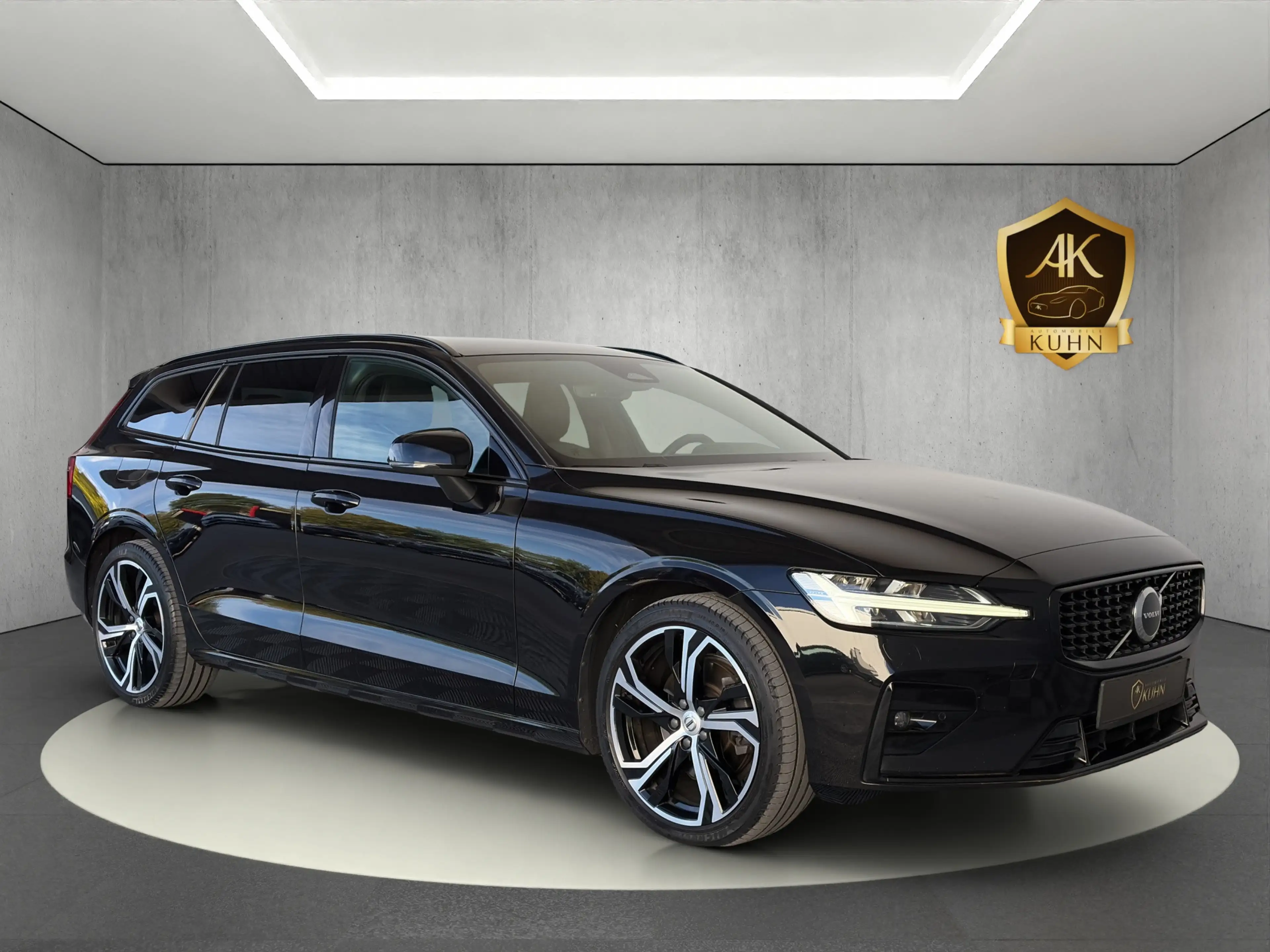 Volvo V60 B4*PLUS DARK*PILOT ASS*R.KAM*HARMAN K*4xSHZ* — photo 10