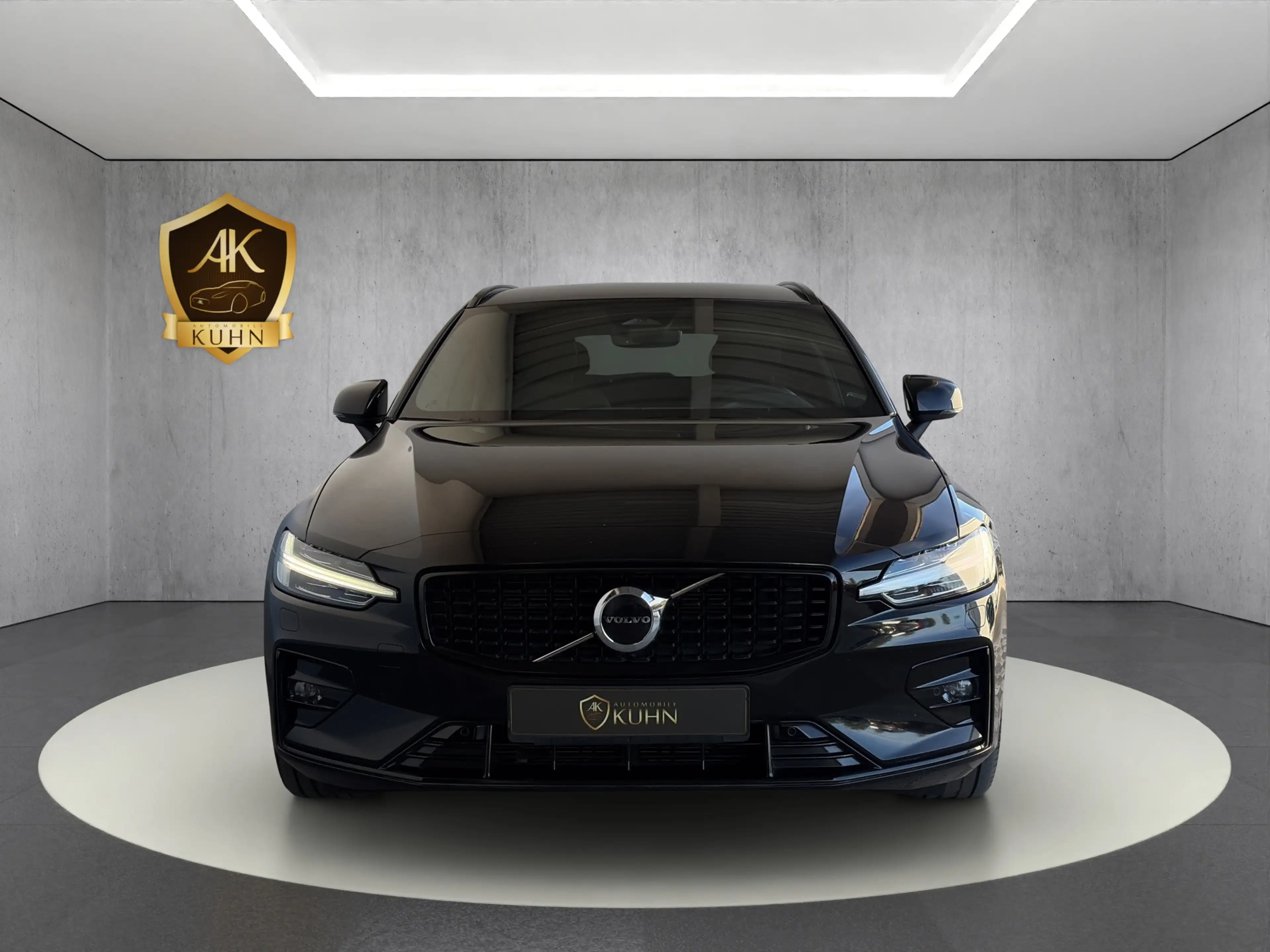 Volvo V60 B4*PLUS DARK*PILOT ASS*R.KAM*HARMAN K*4xSHZ* — photo 2