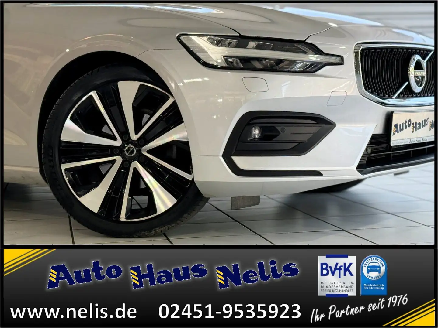 Volvo V60 D3 Momentum Pro Panorama DAB LED Leder Silver - 2