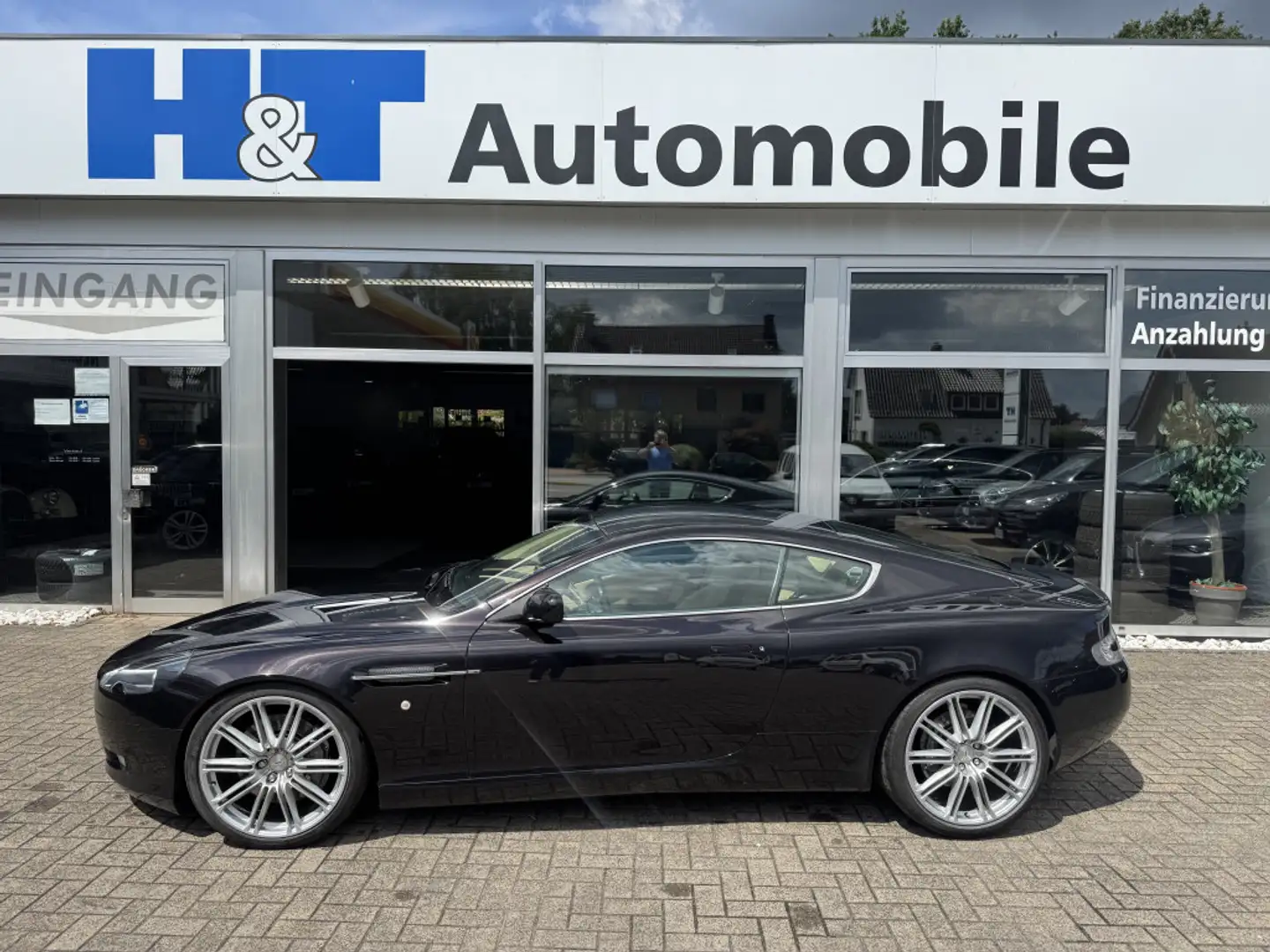Aston Martin DB9 Braun - 1