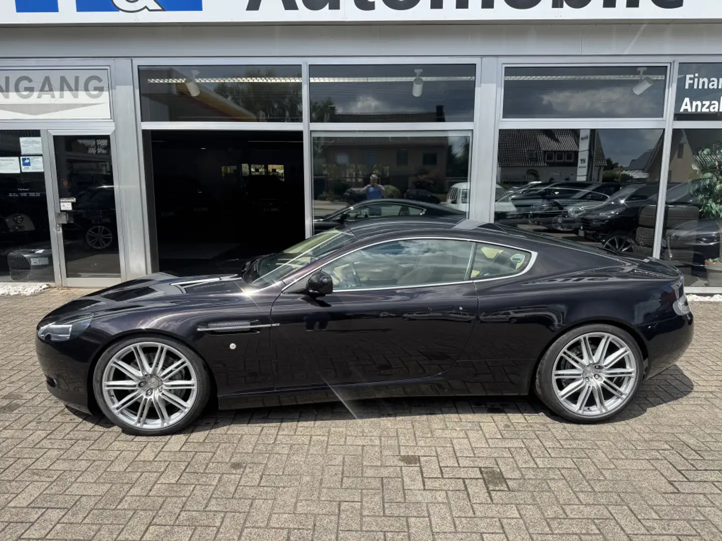 Aston Martin DB9 Braun - 2
