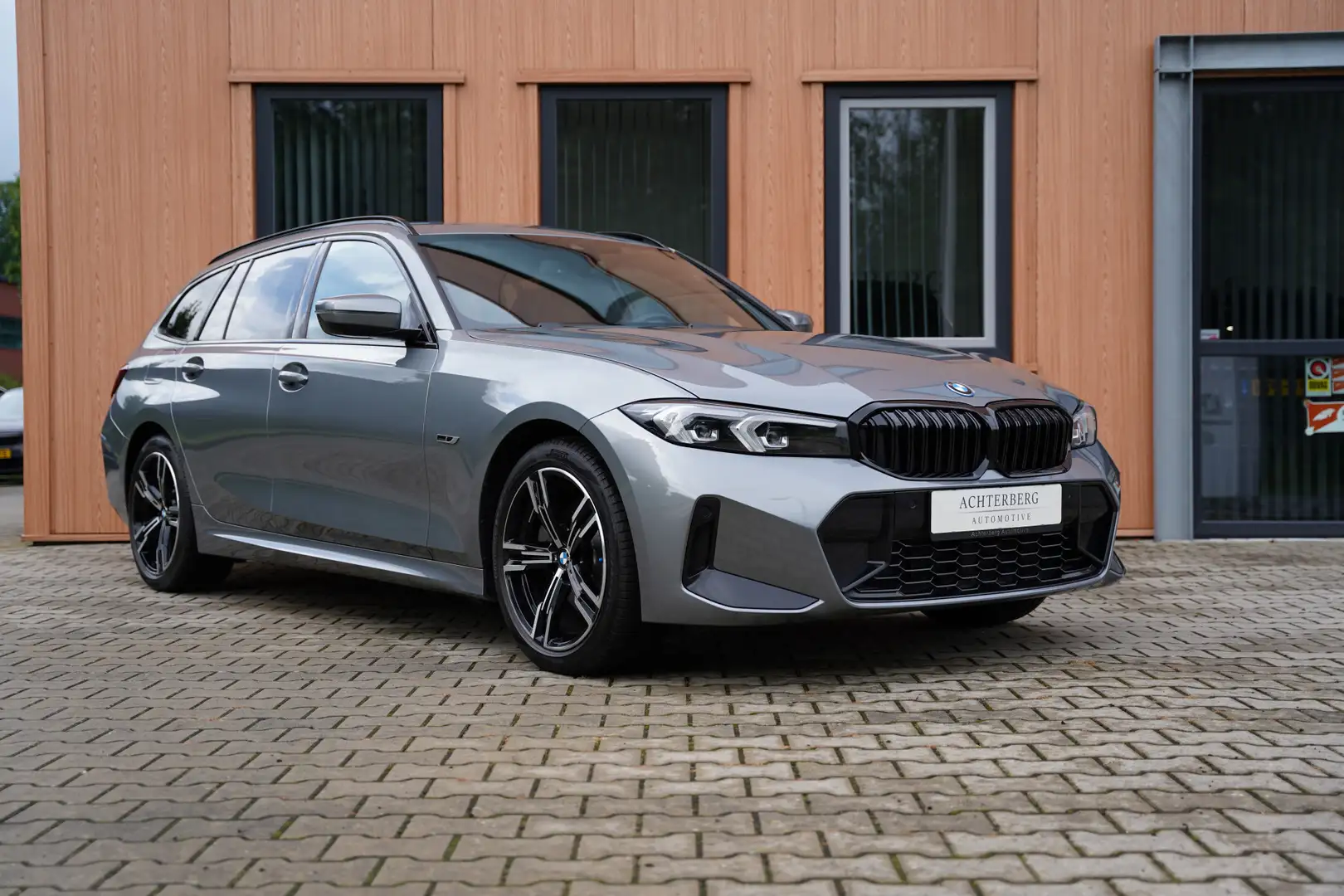 BMW 330 330e Touring | Facelift | M-Sport | Skyscraper Grijs - 2