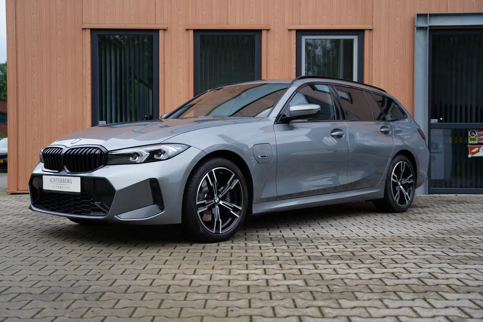 BMW 330 330e Touring | Facelift | M-Sport | Skyscraper Grijs - 1