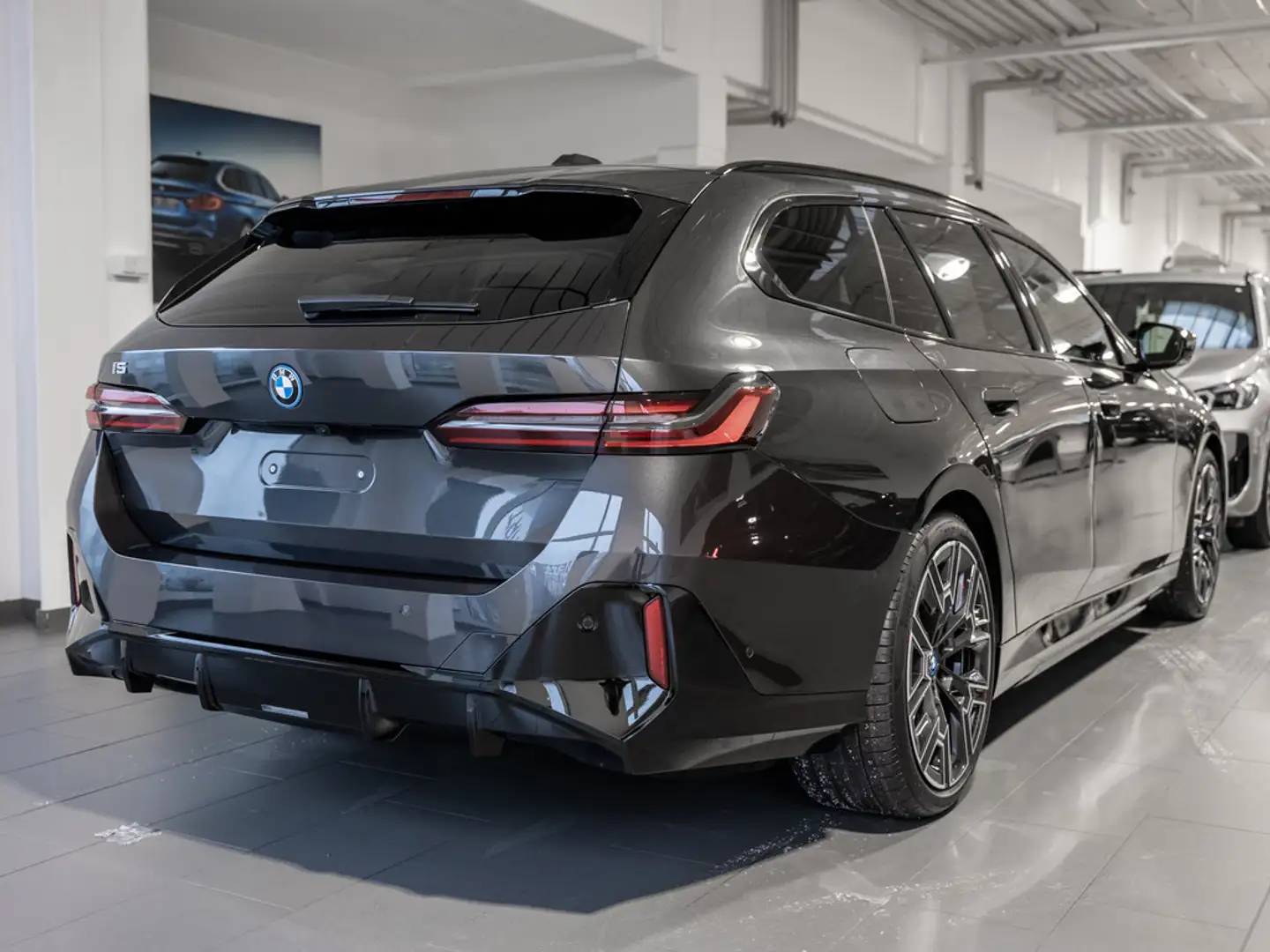 BMW i5 Touring M60 xDrive PANO 360° HUD LED ACC Šedá - 2