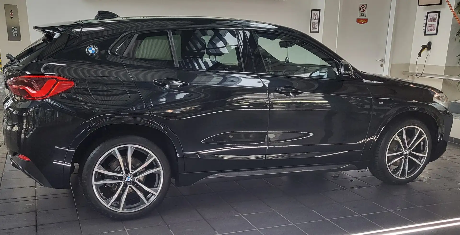 BMW X2 sDrive 18 i M Sport Schwarz - 1