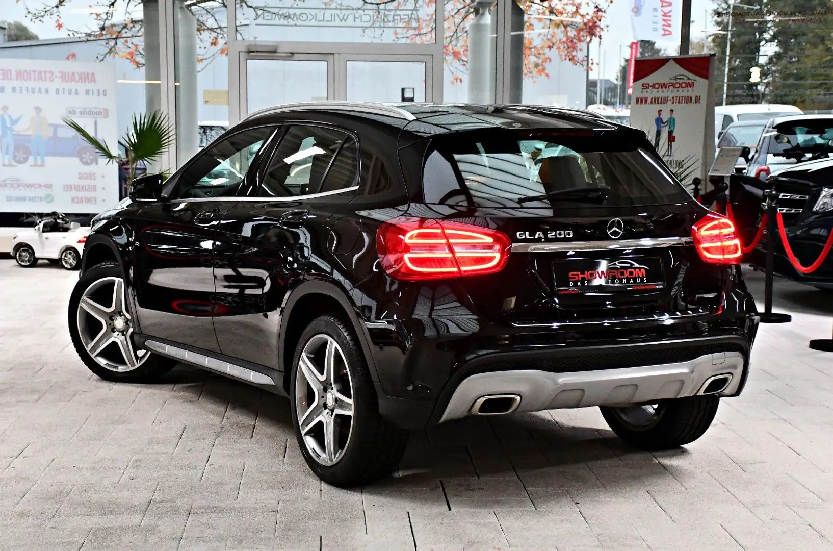 Mercedes-Benz GLA 200 AMG-Line Bi-Xenon PDC v&h Navi Schwarz - 2