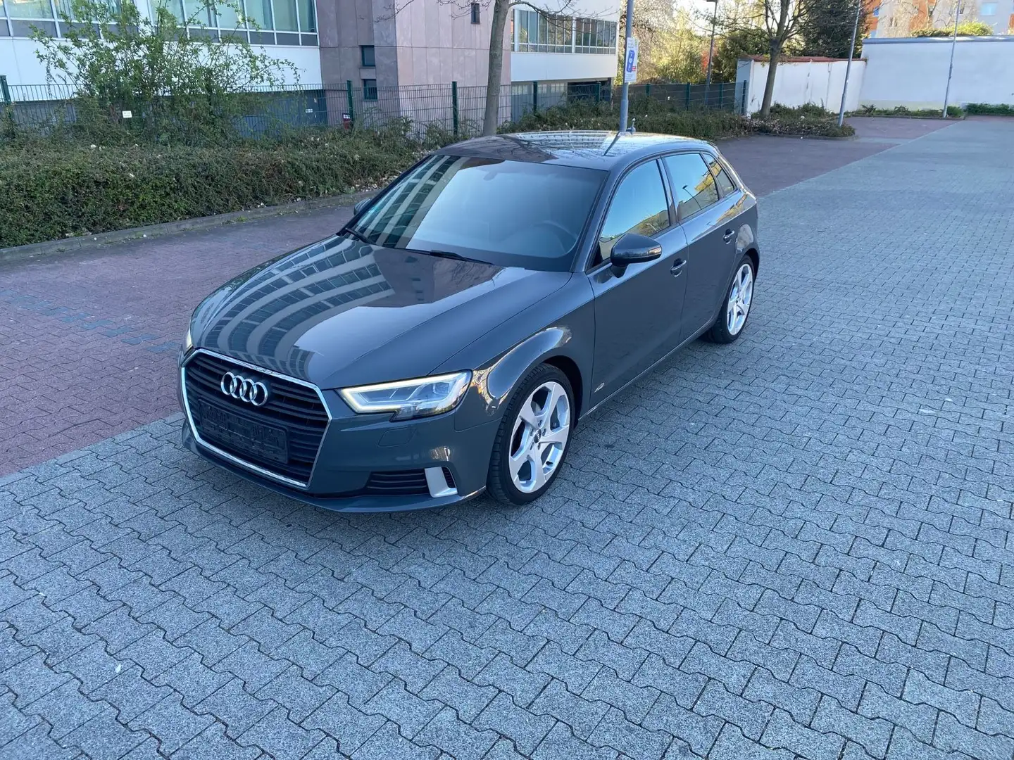 Audi A3 1.6 TDI S tronic / 18" Alu/NAVI/LED Gris - 1