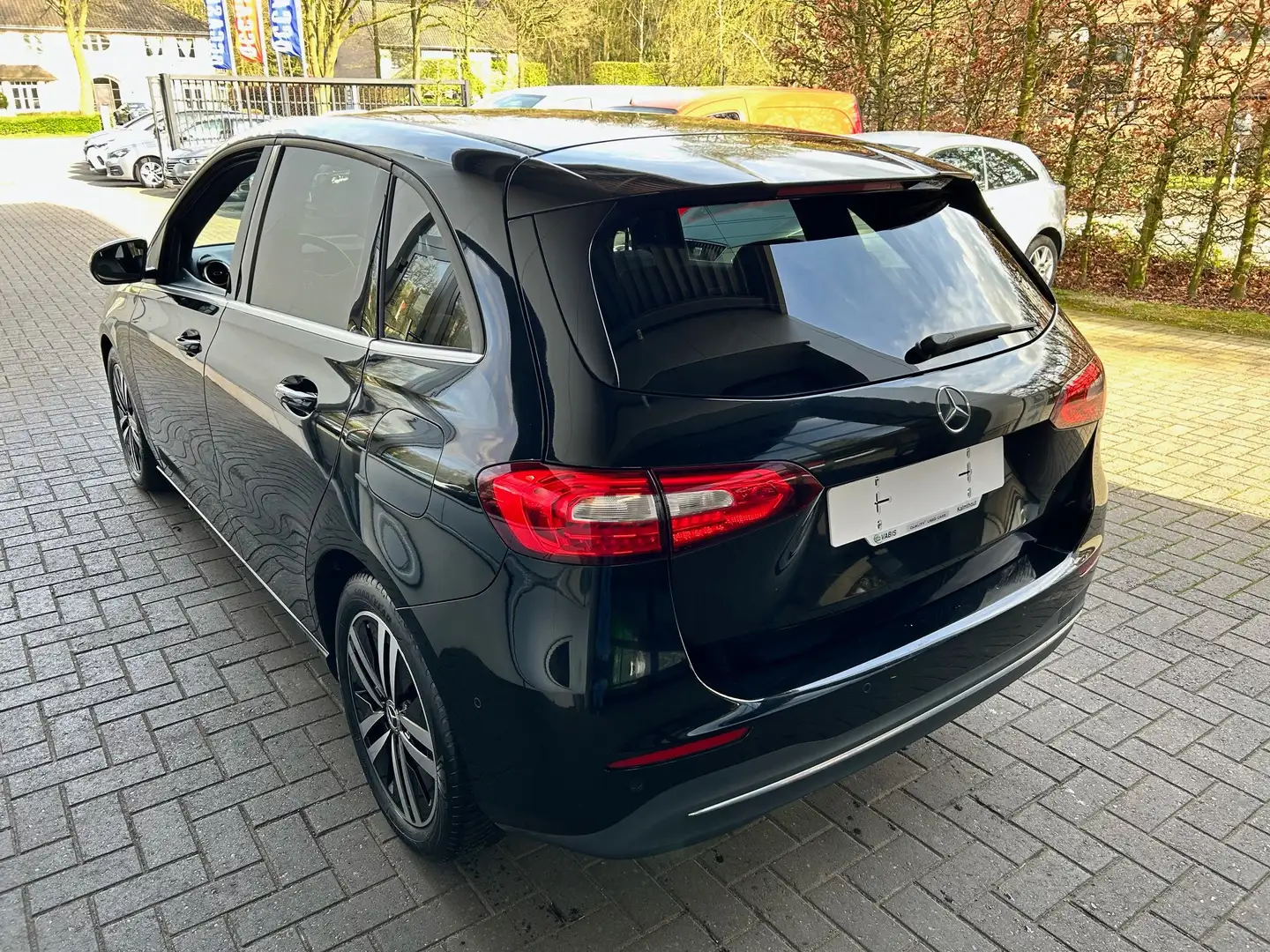 Mercedes-Benz B 200 d -€4000 EINDEJAAR ACTIE Zwart - 2