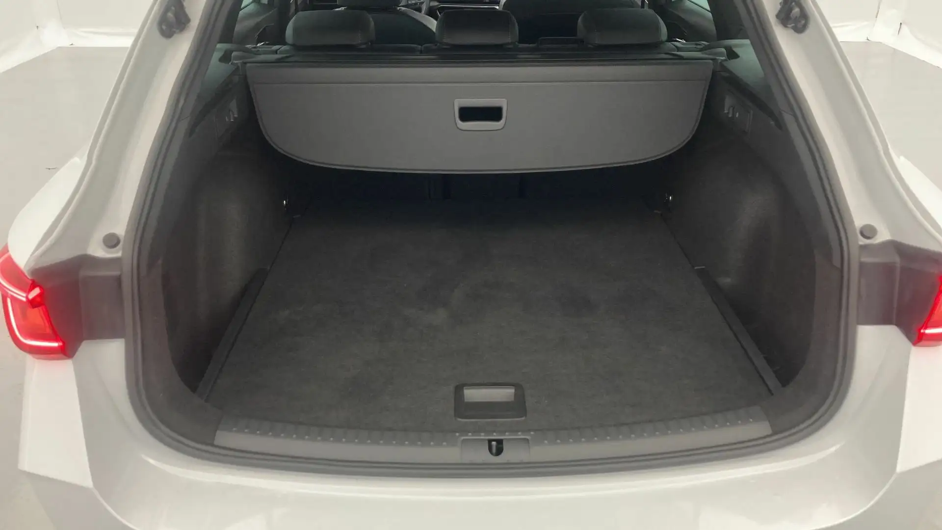 CUPRA Leon Sportstourer 1.5 eTSI 110 DSG Wit - 2