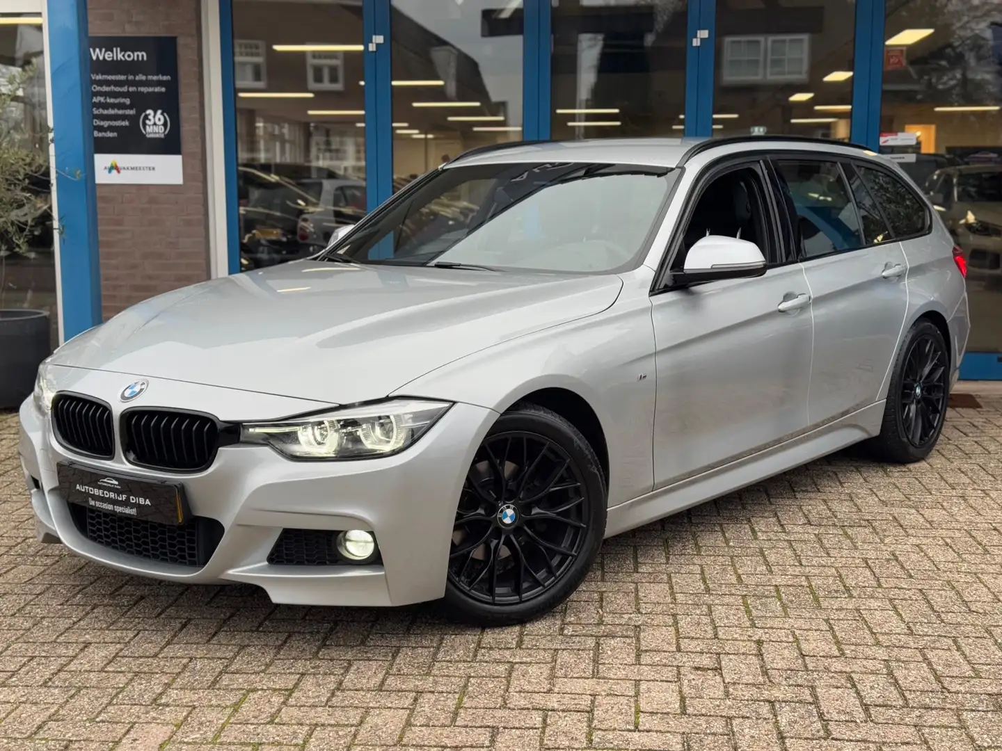 BMW 320 3-serie Touring 320i M Sport Edition 2018 NAVI LED Grijs - 2