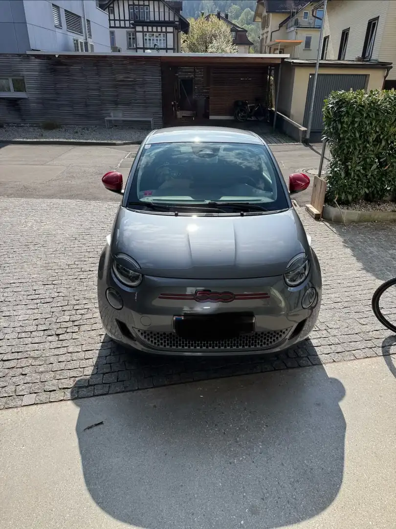 Fiat 500e RED Edition Grau - 2