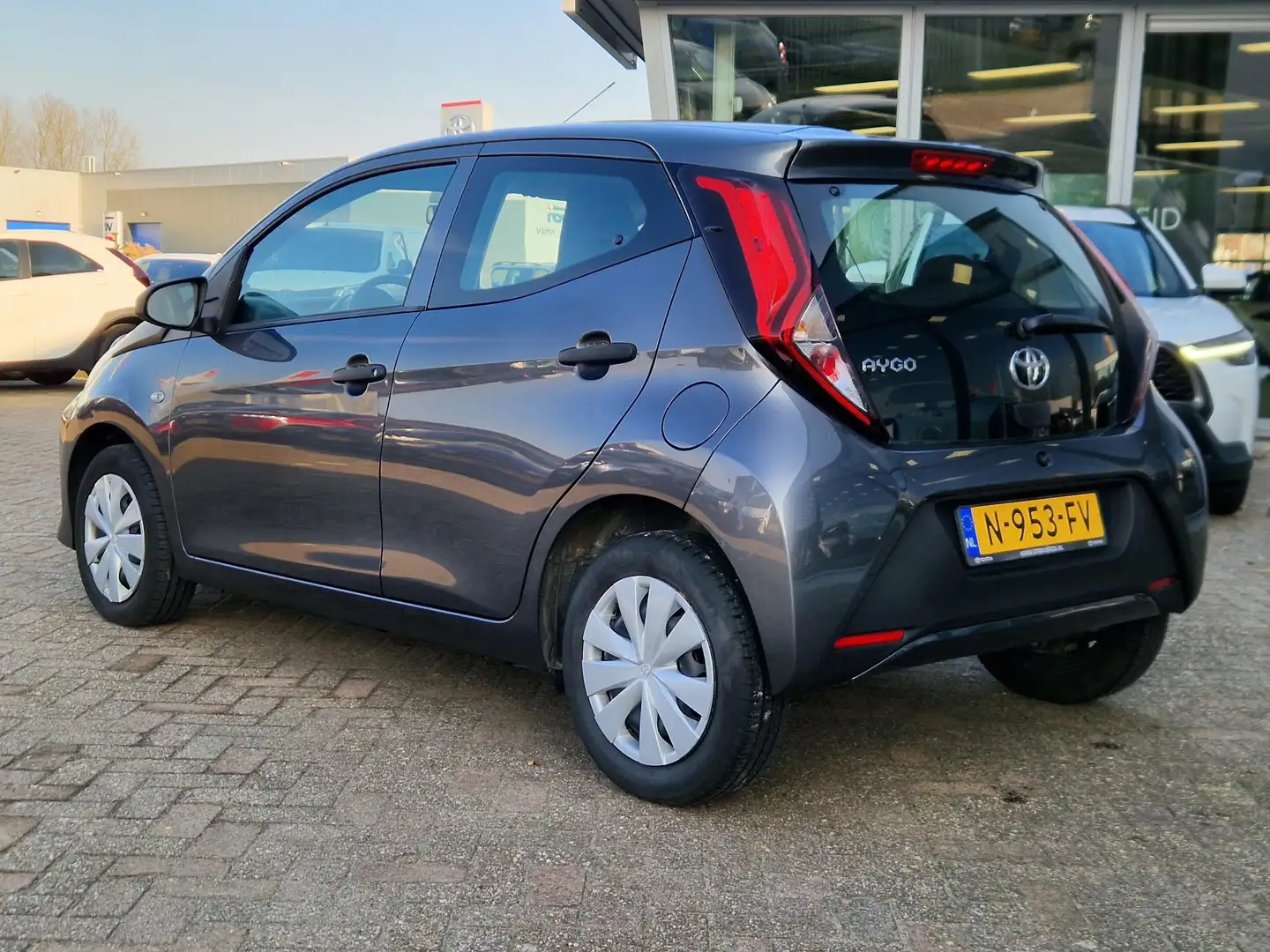 Toyota Aygo 1.0 VVT-i x-fun Nog geen 19000 km op de teller! Ai Gris - 2