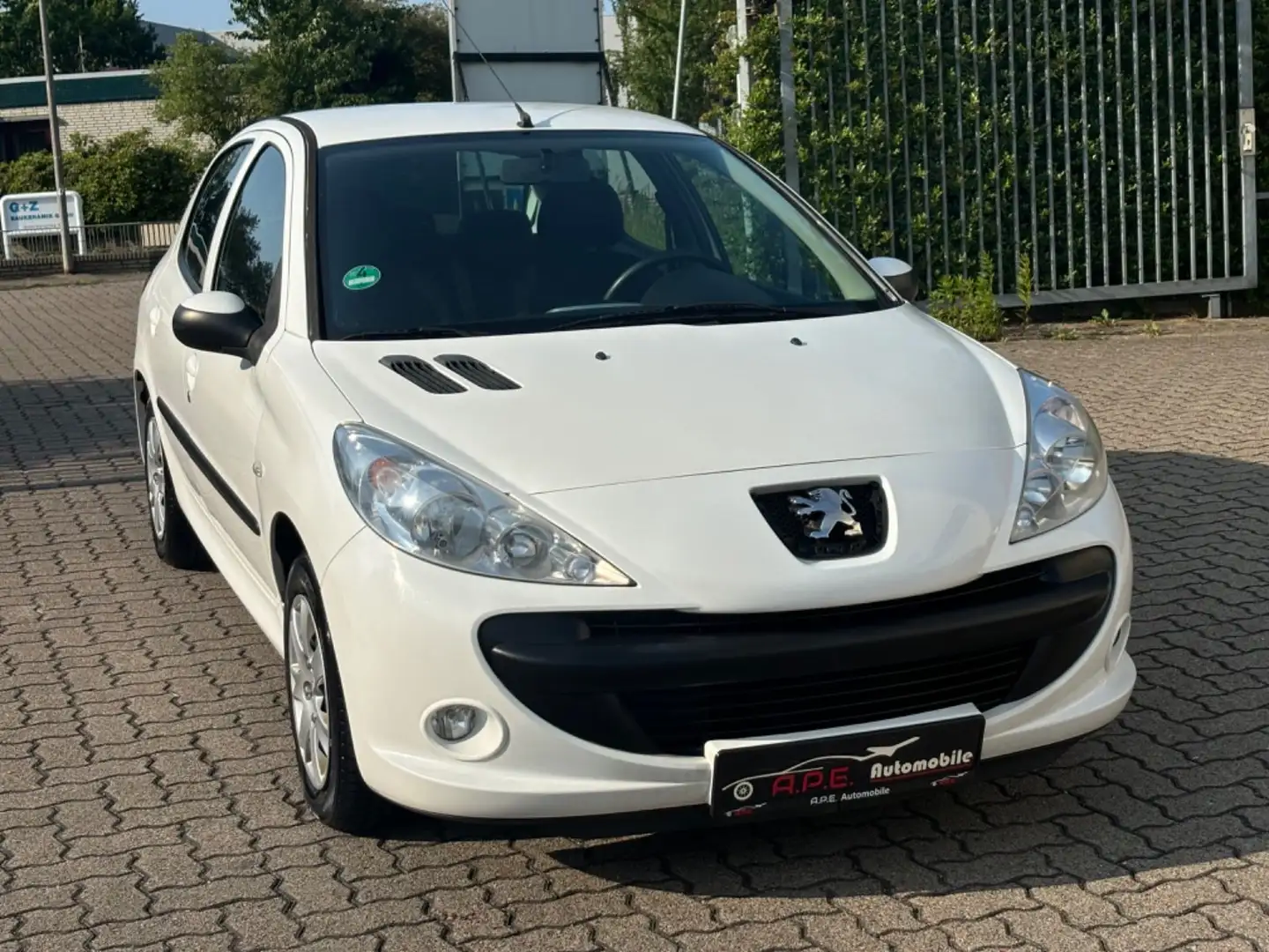 Peugeot 206 + 1.4  Klima TÜV/AU NEU Weiß - 1