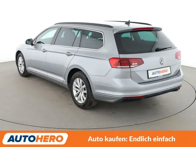 Volkswagen Passat view 4