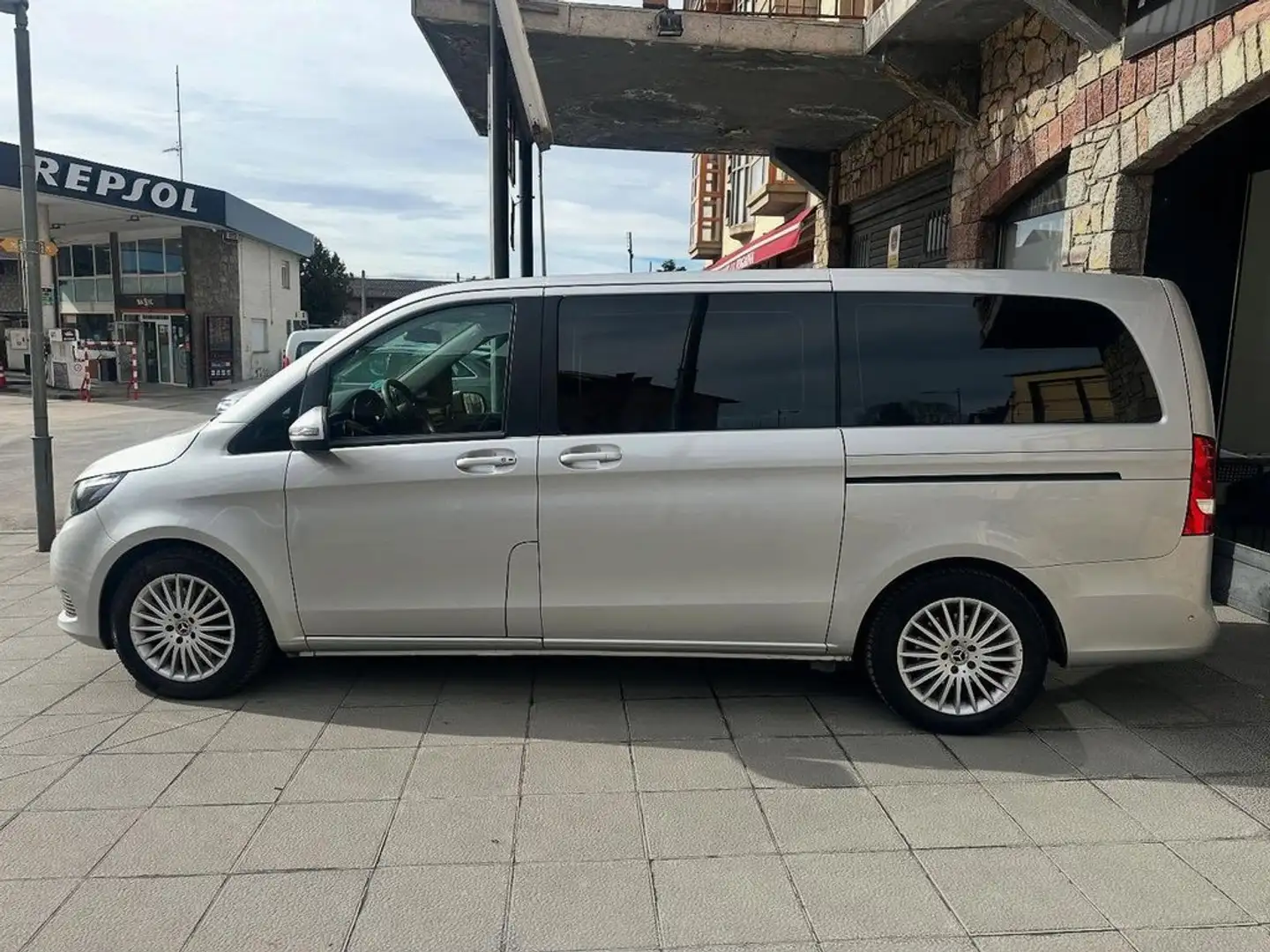 Mercedes-Benz V 220 AVANTGARDE 8 PLAZAS Gris - 2