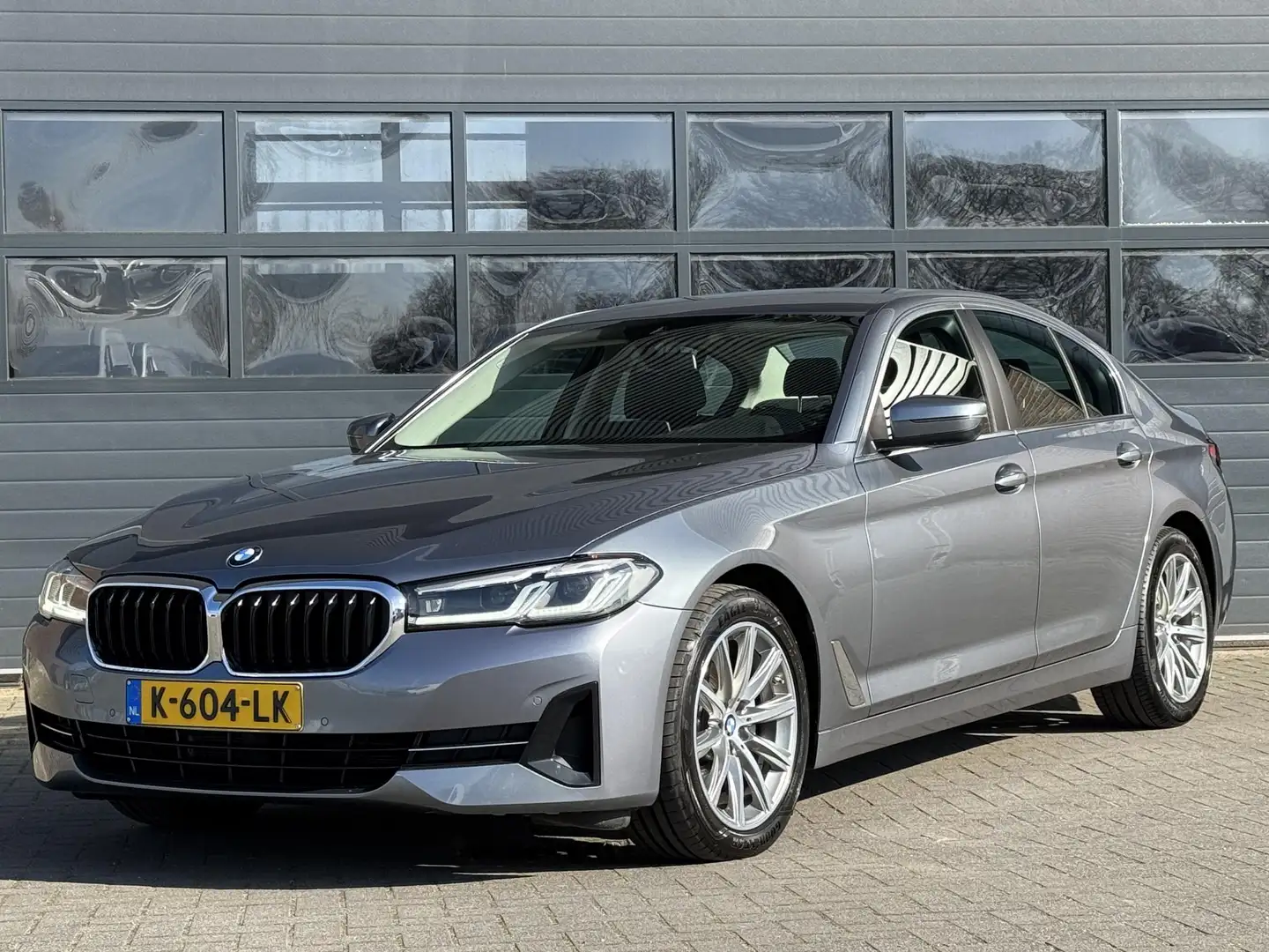 BMW 520 5-SERIE 520i HIGH EXECUTIVE EDITION I APPLE CARPLA Grijs - 1