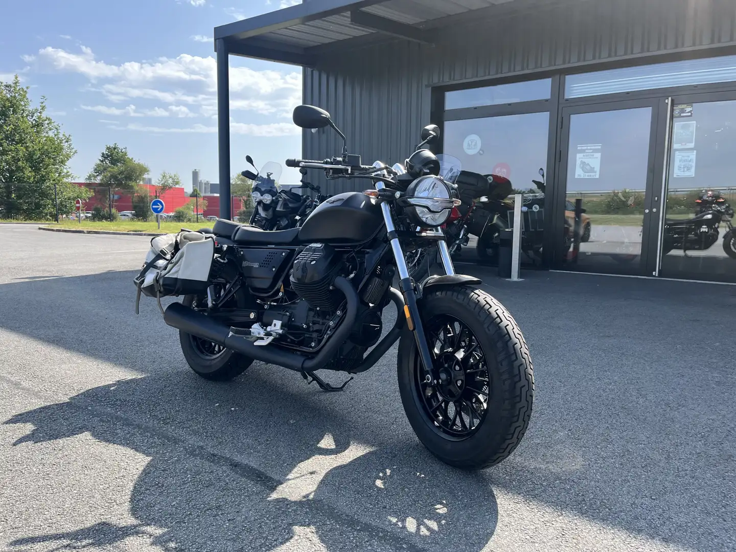 Moto Guzzi V 9 Noir - 1