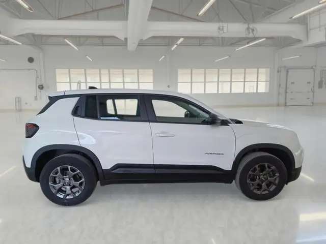 Jeep Avenger view 3