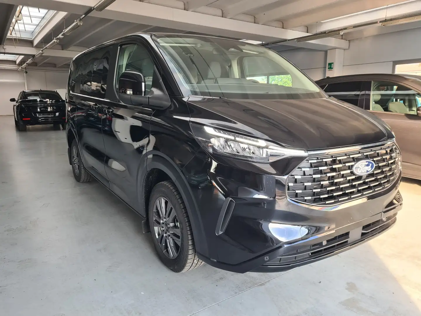 Ford Tourneo Custom Titanium 2.0 Ecoblue 136CV manuale Nero - 1