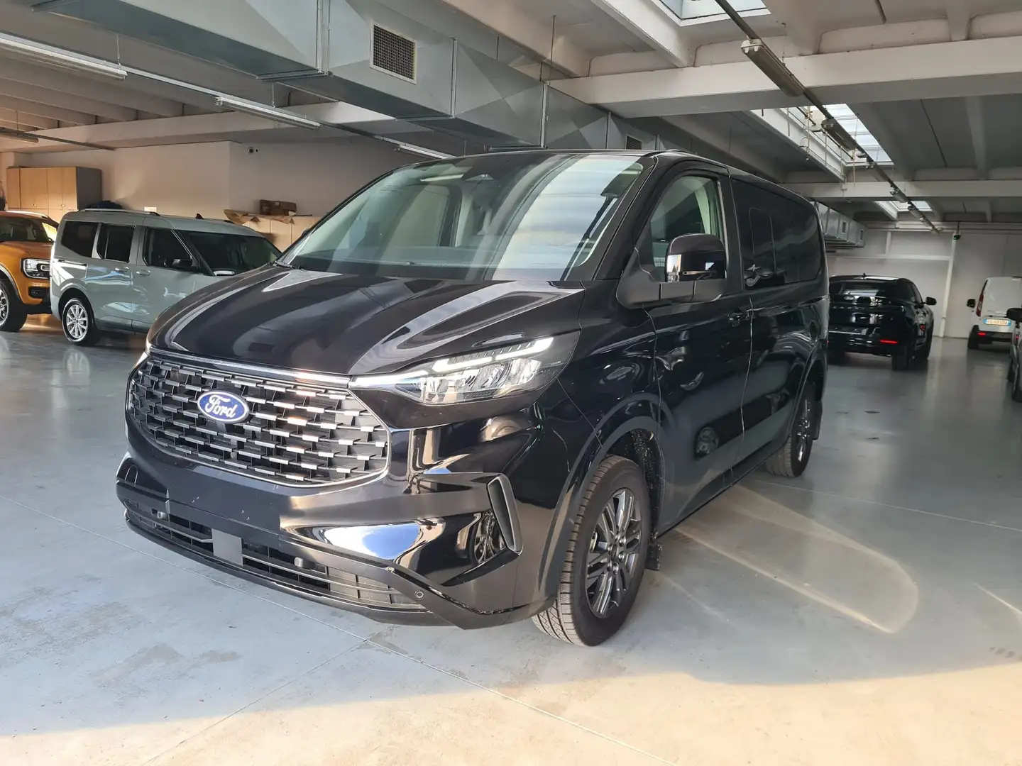 Ford Tourneo Custom Titanium 2.0 Ecoblue 136CV manuale Nero - 2