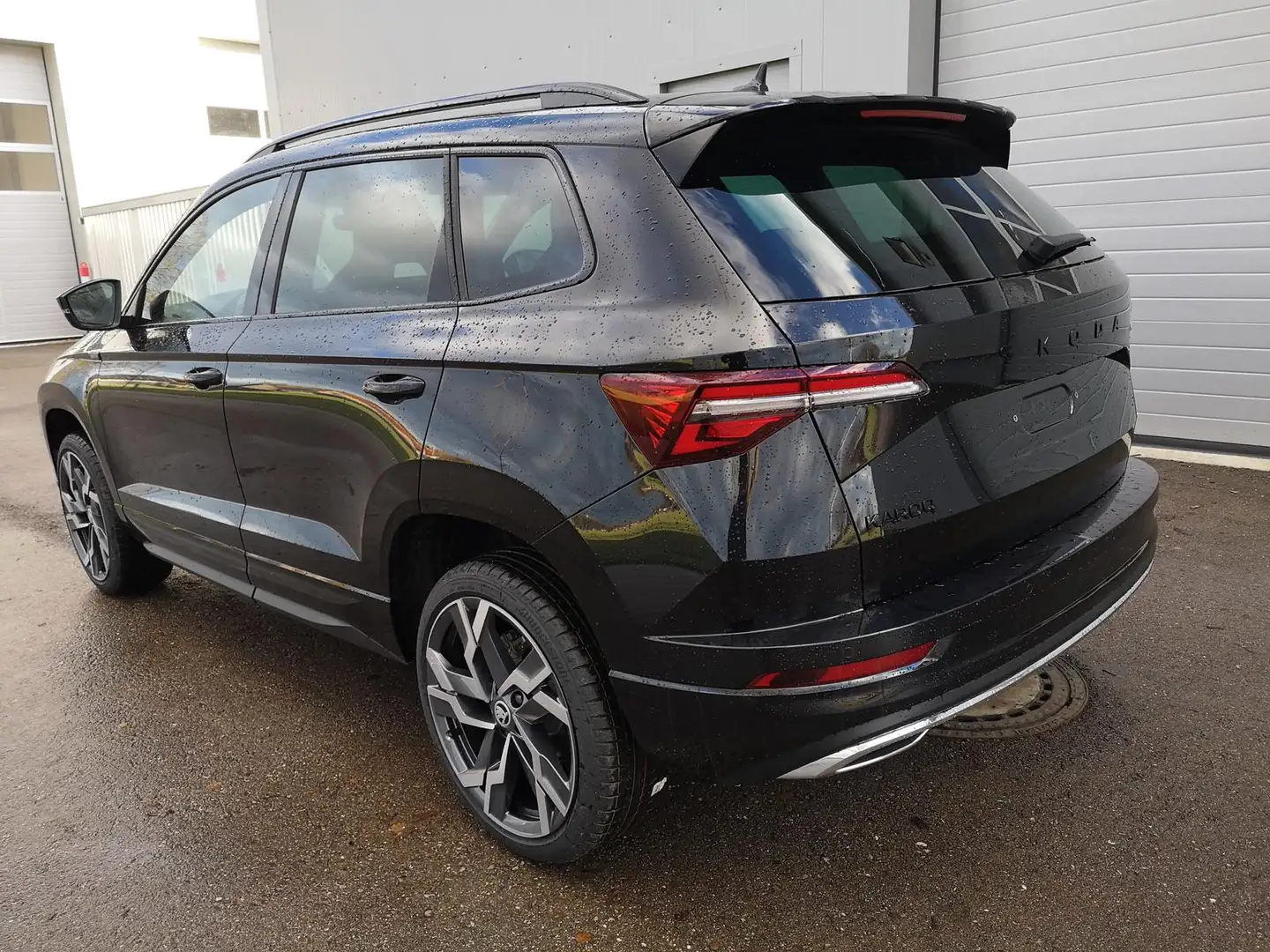 Skoda Karoq 2.0TDI Sportline DSG 4x4 AHK Matrix Leder 19 Zoll Nero - 2