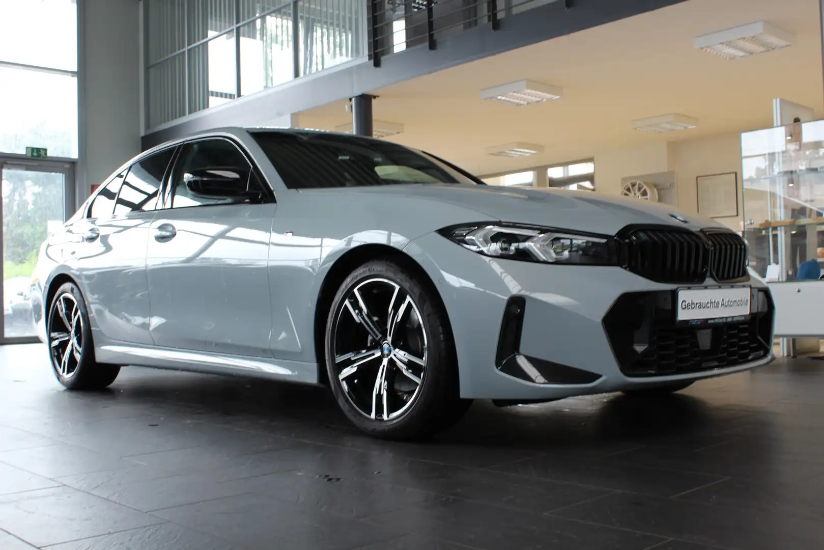 BMW 320 d M Sport Lim. LED/ACC/RFK/CockProf/HUD/Shadow Šedá - 2