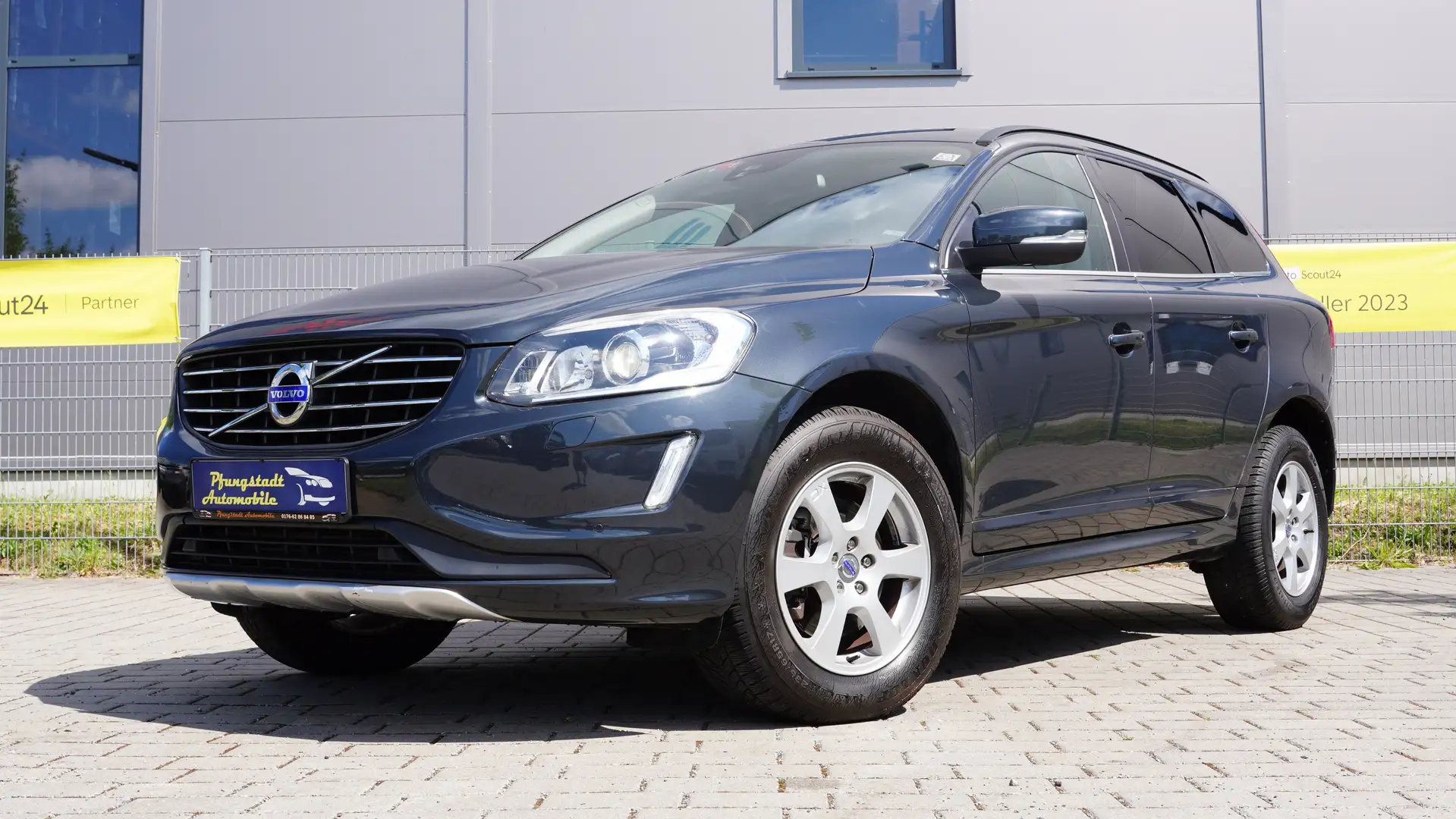 Volvo XC60 Momentum 2WD/1Hand/TüvNeu2027/Automatik/Xenon Grijs - 2