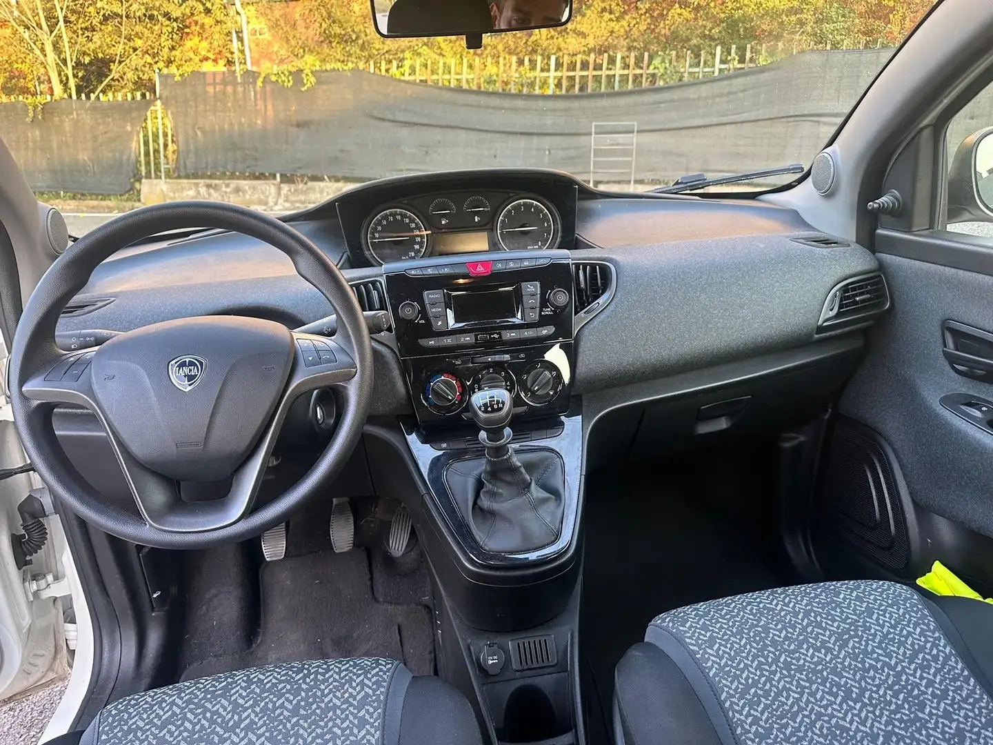 Lancia Ypsilon 1.0 firefly hybrid Silver s&s 70cv - 1