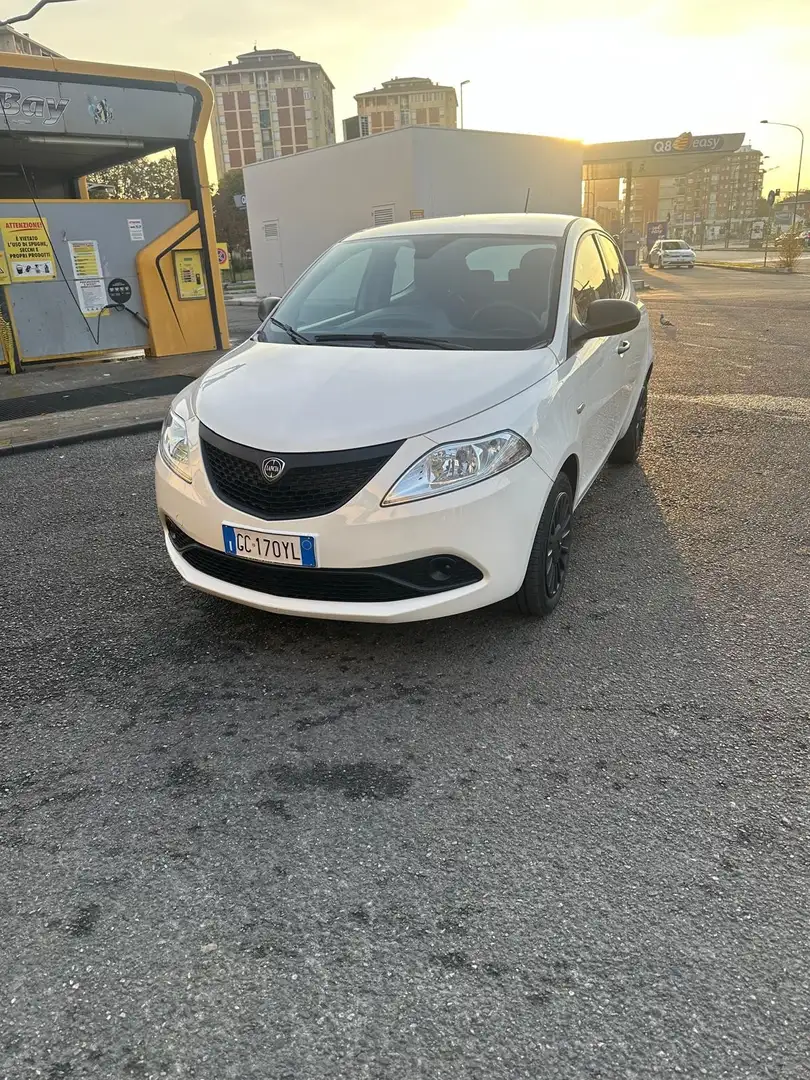 Lancia Ypsilon 1.0 firefly hybrid Silver s&s 70cv - 2