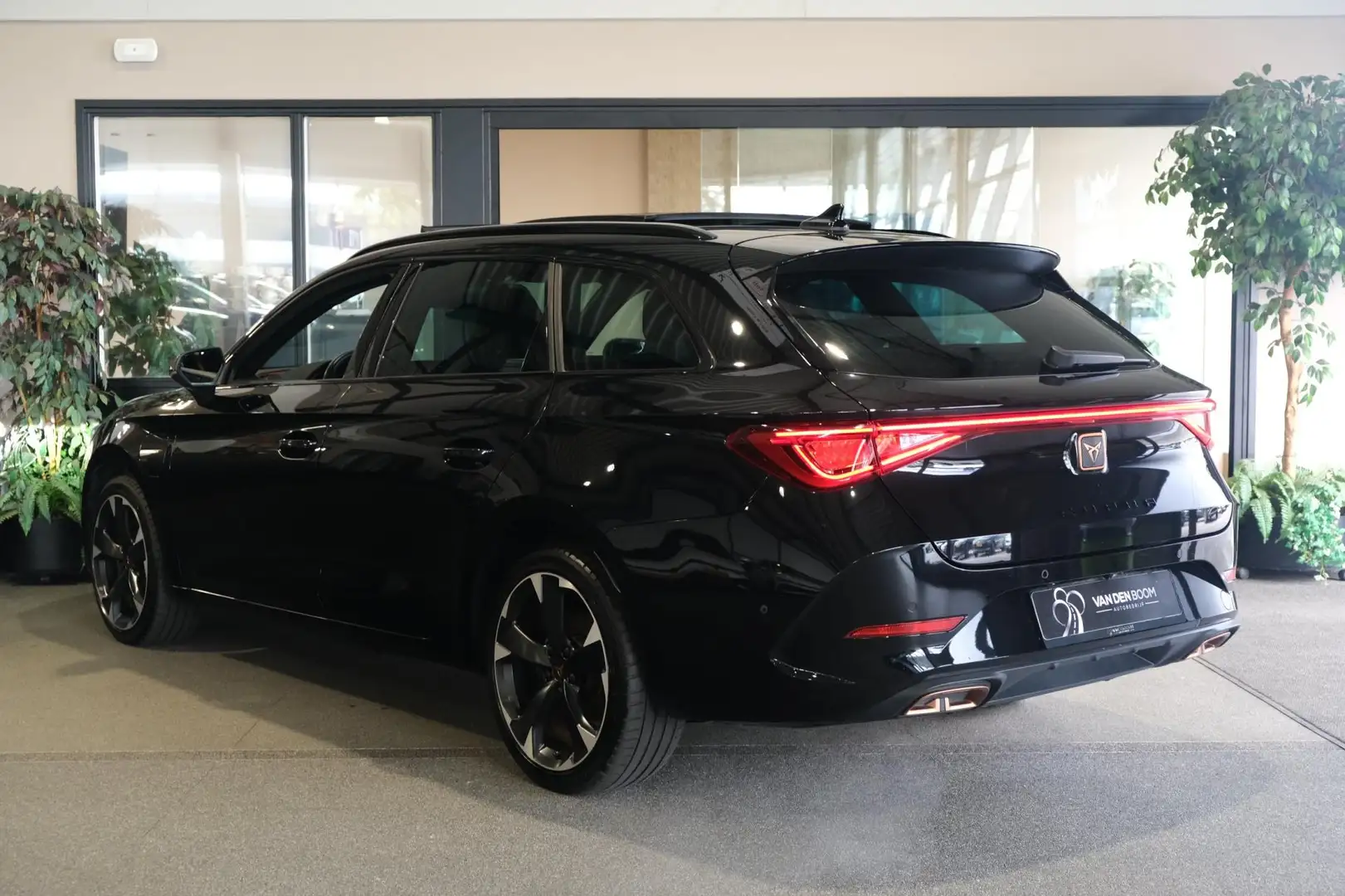 CUPRA Leon Sportstourer 1.4 e-Hybrid 204PK Pano Navi Cam ACC Noir - 2
