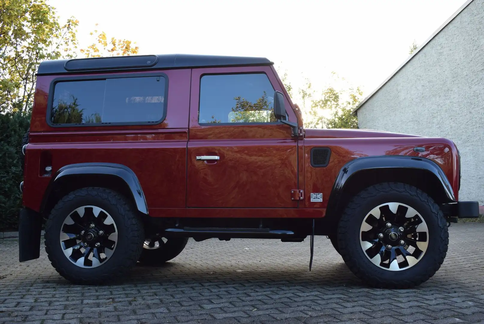 Land Rover Defender 90 V8 WORKS Rouge - 2