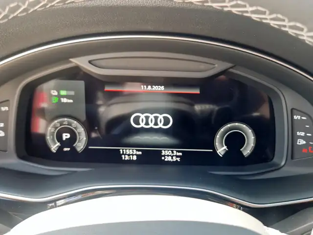 Audi Q8 view 9