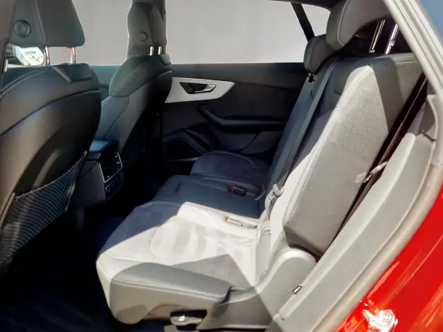 Audi Q8 view 11