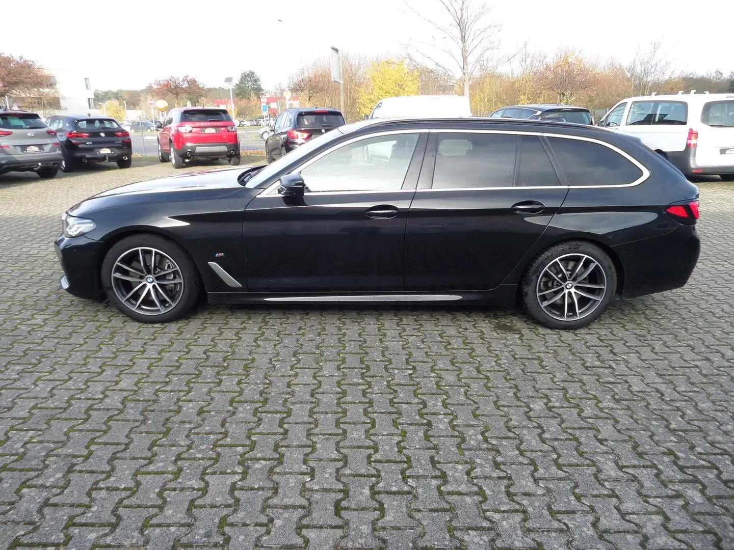 BMW 540 i xDrive M Sportpaket+Laser+AHK+Leder+360° Cam Noir - 1