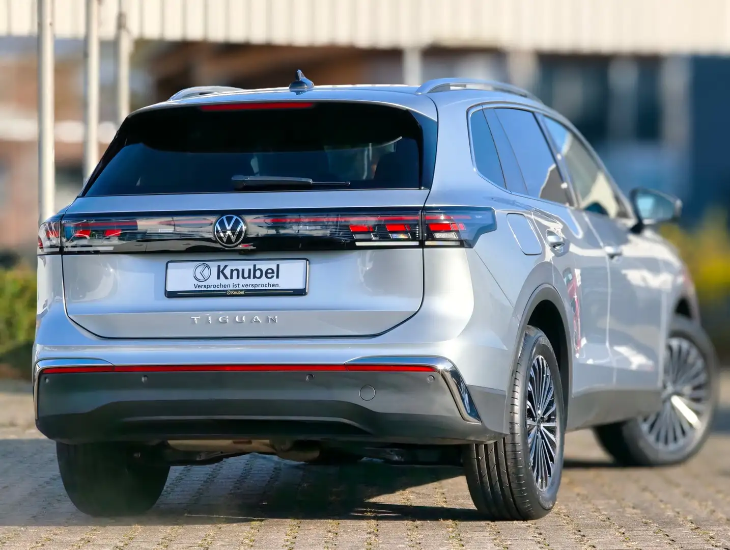 Volkswagen Tiguan Elegance 2.0 TDI DSG AHK*LEDplus*Nav*HuD*Kamera* Silber - 2