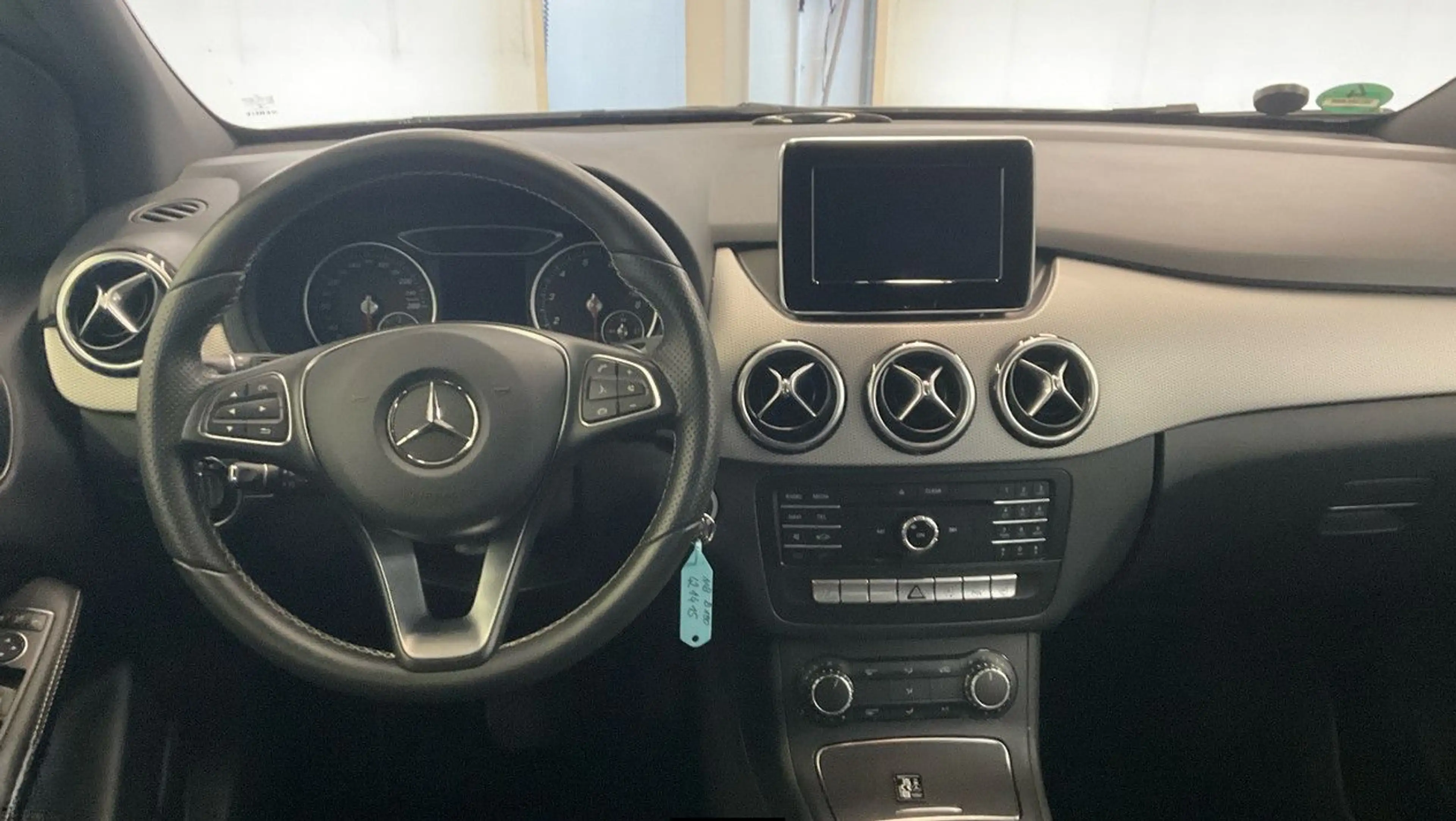 Mercedes-Benz B 180 Urban, Autom., Sitzh., Navi, Parkh.! — photo 4