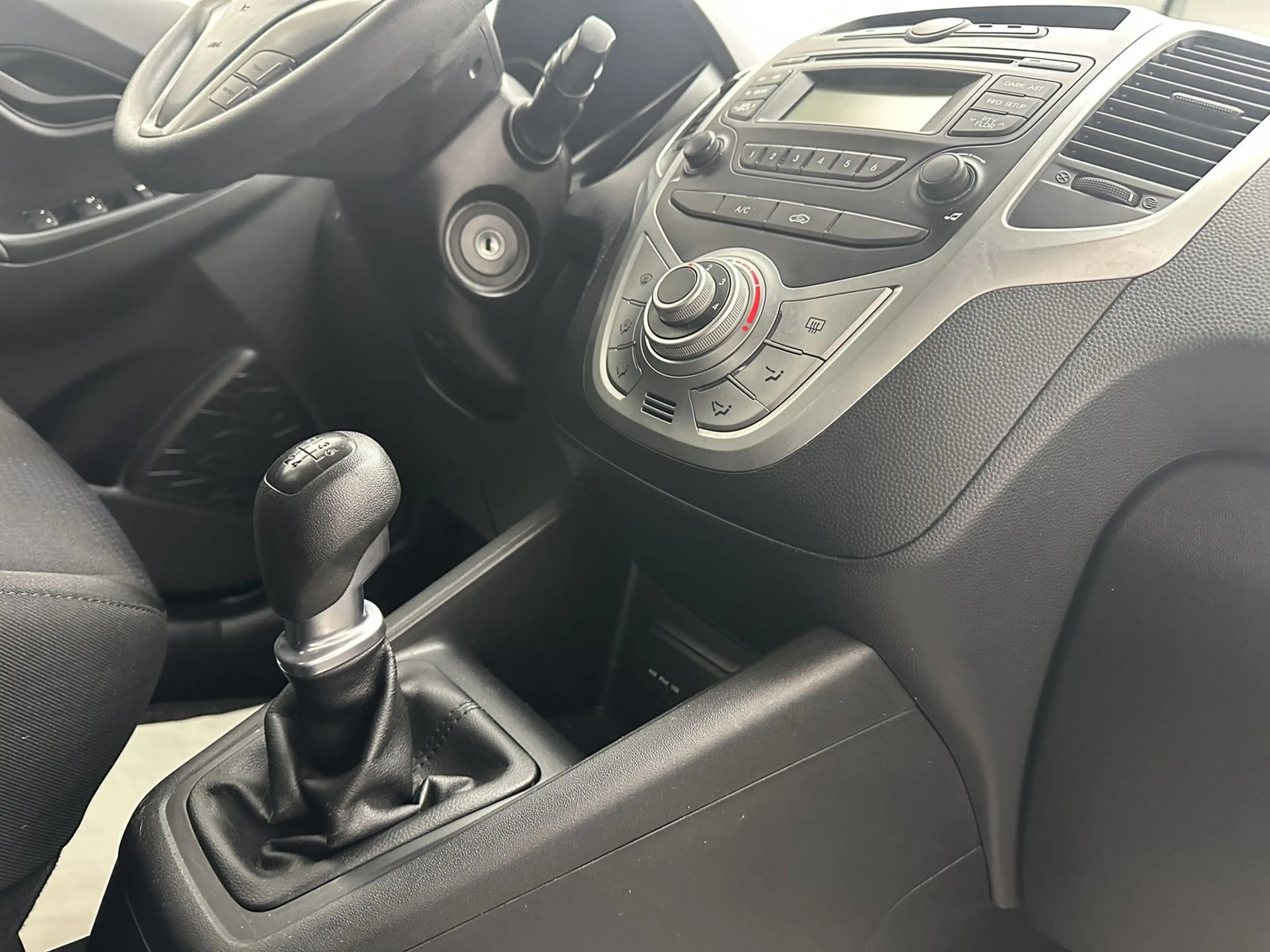 Hyundai iX20 FIFA world Cup Edition "KLIMA-USB-ALU" — photo 10