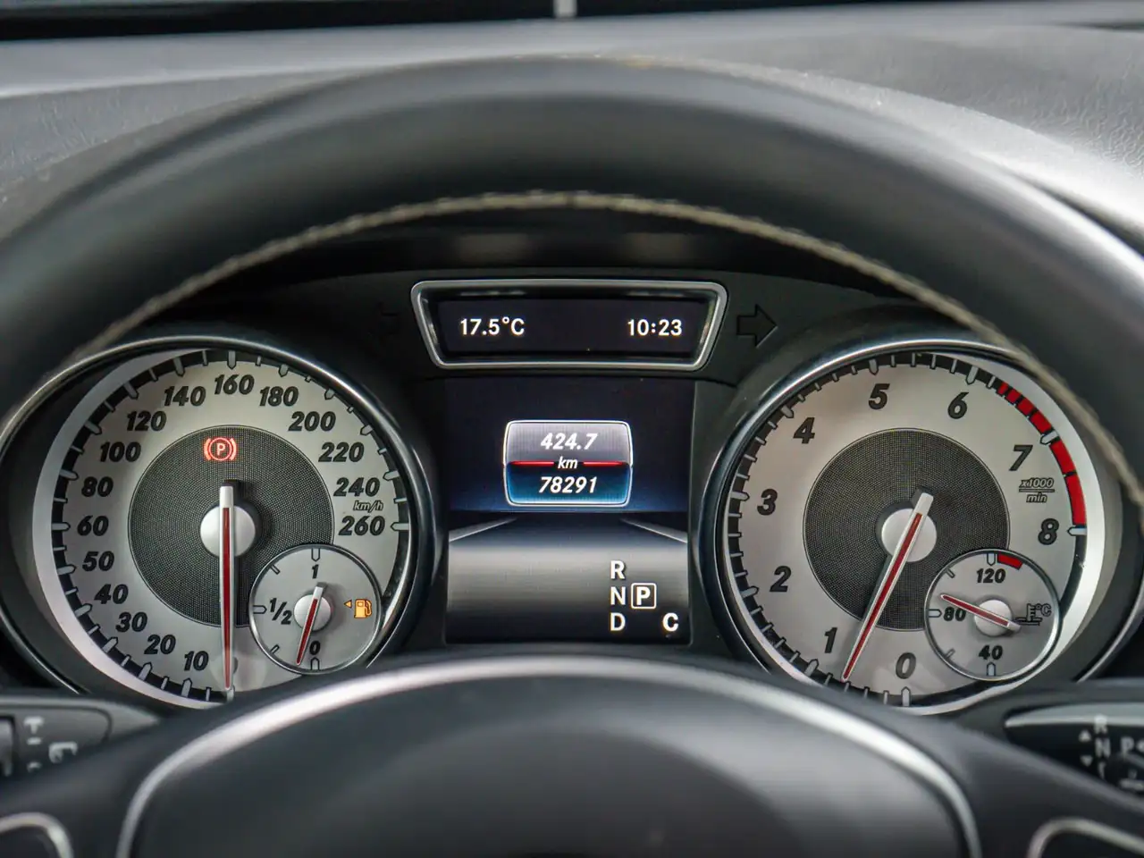 Mercedes-Benz GLA снимка Mercedes-Benz GLA