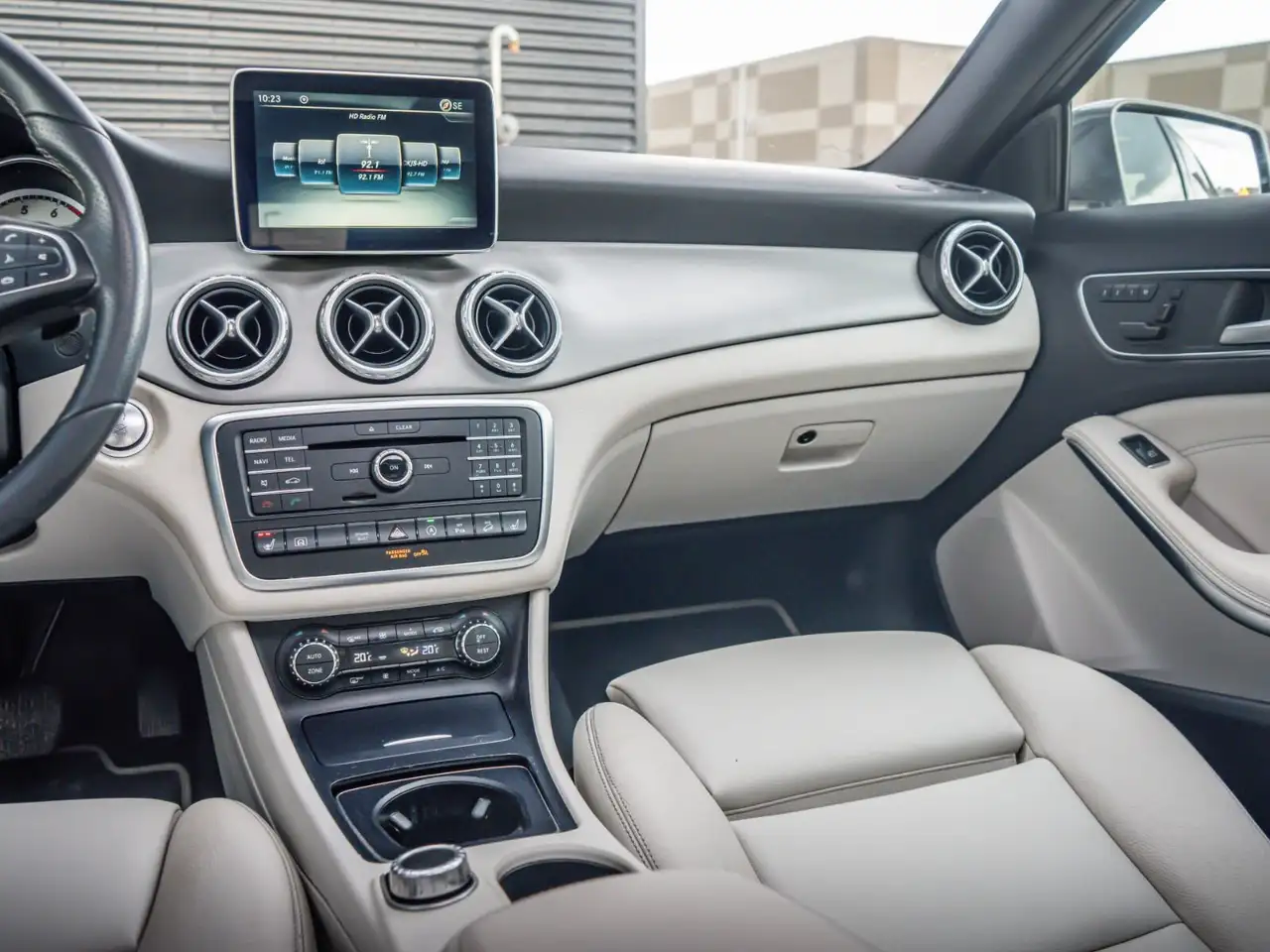 Mercedes-Benz GLA снимка Mercedes-Benz GLA