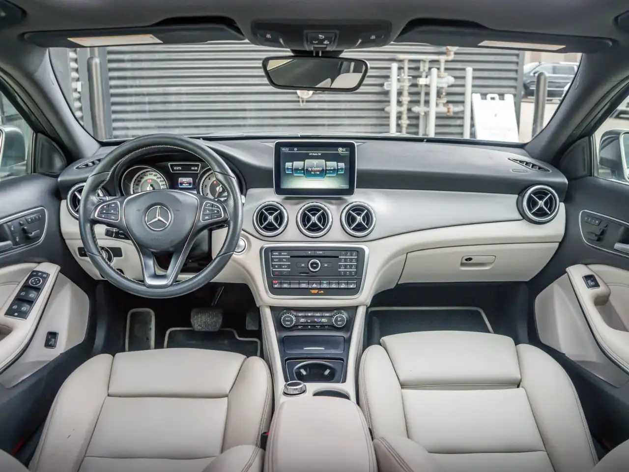 Mercedes-Benz GLA снимка Mercedes-Benz GLA