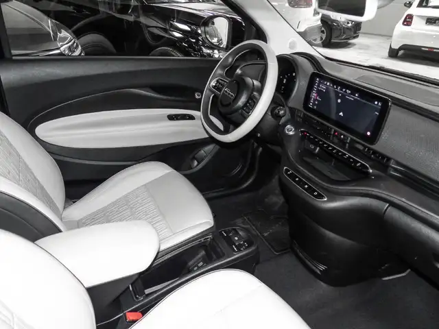 Fiat 500e view 4