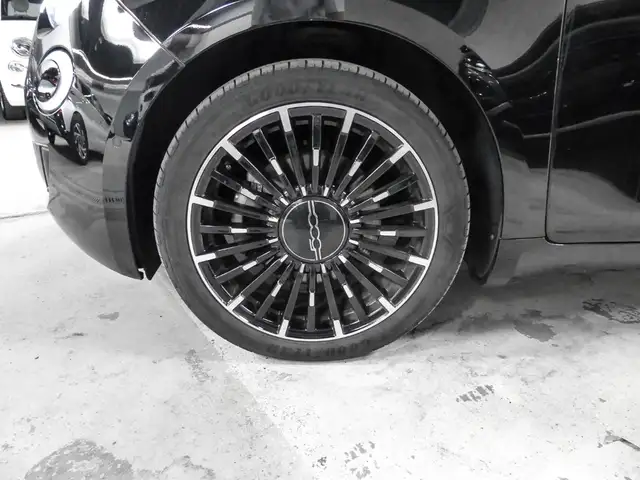 Fiat 500e view 3