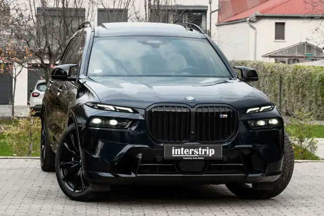 BMW X7 view 3