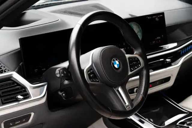 BMW X7 view 8