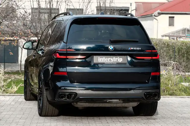 BMW X7 view 4