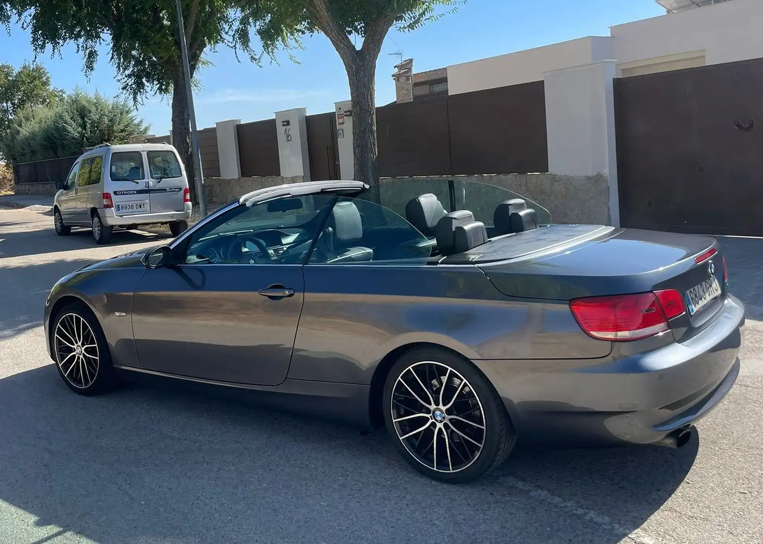BMW 320 320i Cabrio Aut. Gris - 1