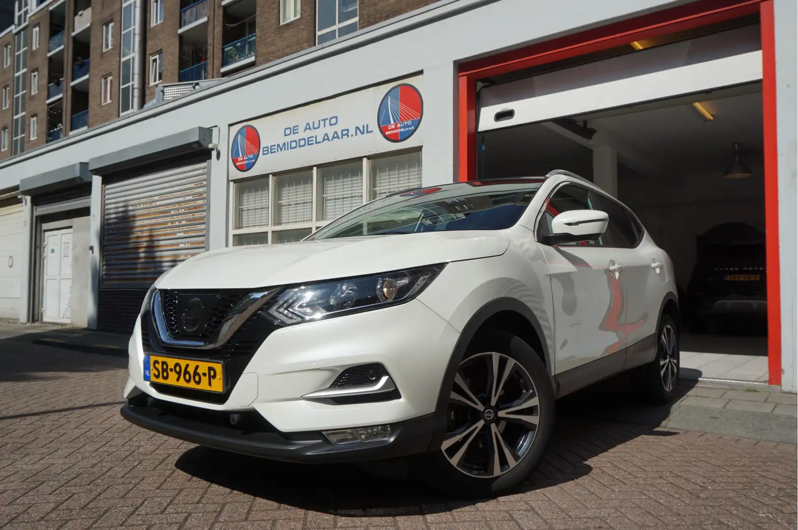 Nissan Qashqai 1.2 N-Connecta NL AUTO | NAP | Panoramadak | 360 c Wit - 2