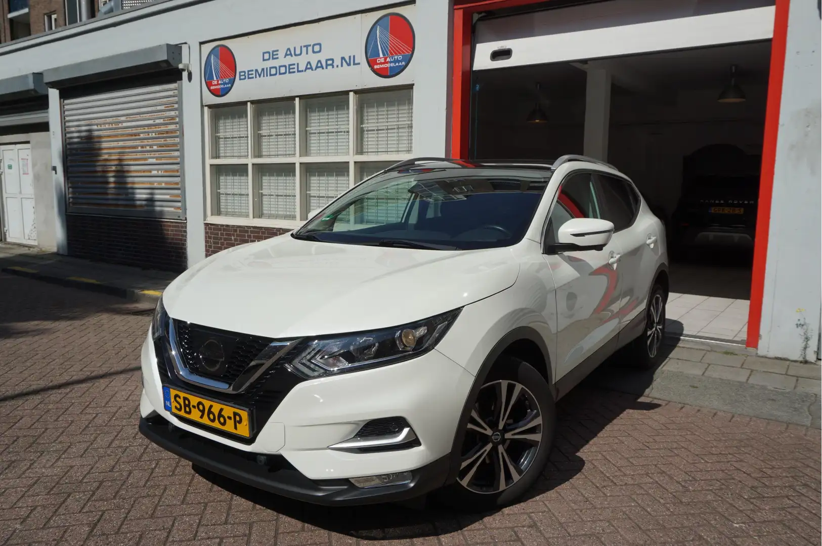 Nissan Qashqai 1.2 N-Connecta NL AUTO | NAP | Panoramadak | 360 c Wit - 1